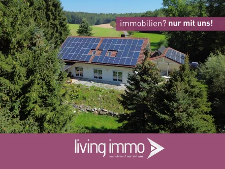 LohhVorlage Startbild Normal Logo und Fenster living immo Farbe - Haus kaufen in Iggensbach - Einfamilienhaus mit idyllischem 2.667 qm großem Grundstück, PV-Anlage & viel Potenzial in Iggensbach