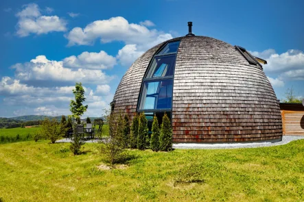 Aussenansicht - Büro/Praxis kaufen in Neukirchen vorm Wald - GEWERBEUNIKAT - PANORAMA_SKYDOME - Modernes Haus mit Doppelcarport (Energielevel A+)