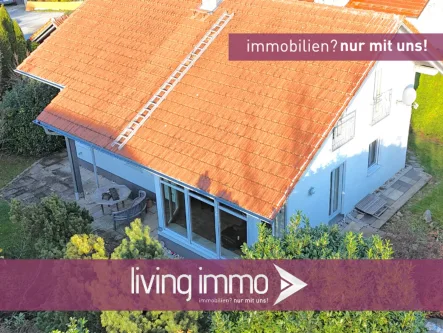 Drohnenaufnahme - Haus kaufen in Neuburg am Inn - ++Baubiologisches Wohlfühl-Einfamilienhaus mit Garage und Carport in Neukirchen a.Inn zum Kauf++