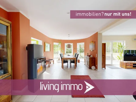 Startbild - Haus kaufen in Hutthurm - Attraktives Einfamilienhaus mit Wellnessoase, Garage, PV-Anlage & tollem Grundstück in Hutthurm
