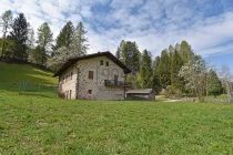 Traditionelles Bauernhaus im Grünen in Tesero - Südtirol / Trentino