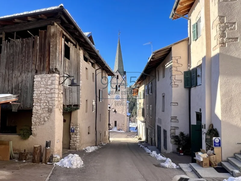 Historisches Gebäude am Mendelpass in Ruffré - Trentino / Südtirol