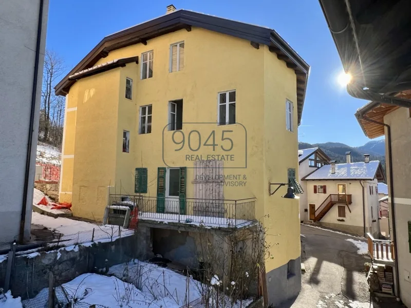 Historisches Gebäude am Mendelpass in Ruffré - Trentino / Südtirol