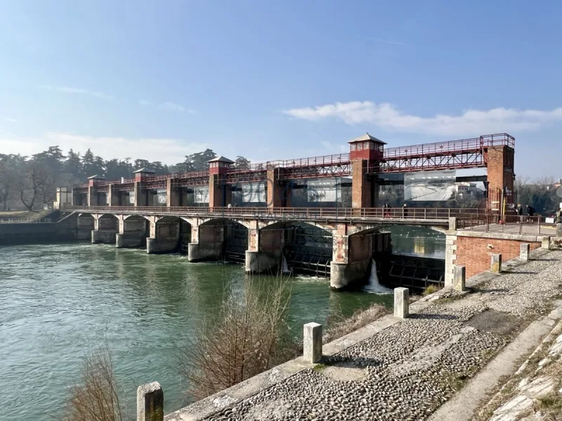 Neubauvilla mit Garten entlang der Uferpromenade "Lungadige" in Verona - Gardasee