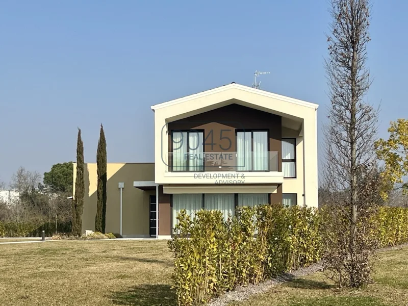 Neubauvilla mit Garten entlang der Uferpromenade "Lungadige" in Verona - Gardasee