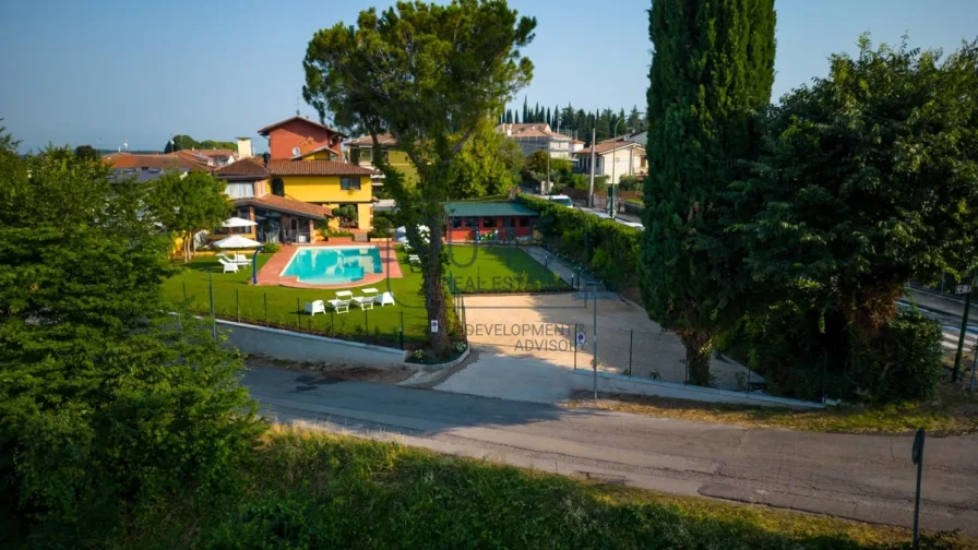 Anwesen mit 5 Wohneinheiten und Pool in ruhiger Lage in Peschiera del Garda - Gardasee