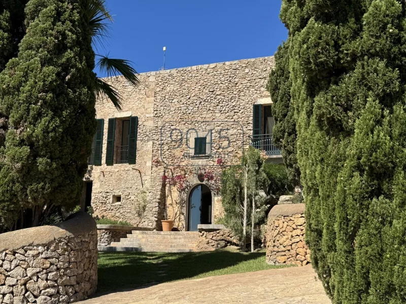 "Finca" mit Vermietungslizenz, Pool und Meerblick in der Nähe von S'Horta und Calonge