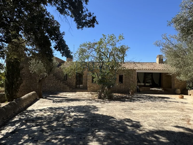 "Finca" mit Vermietungslizenz, Pool und Meerblick in der Nähe von S'Horta und Calonge