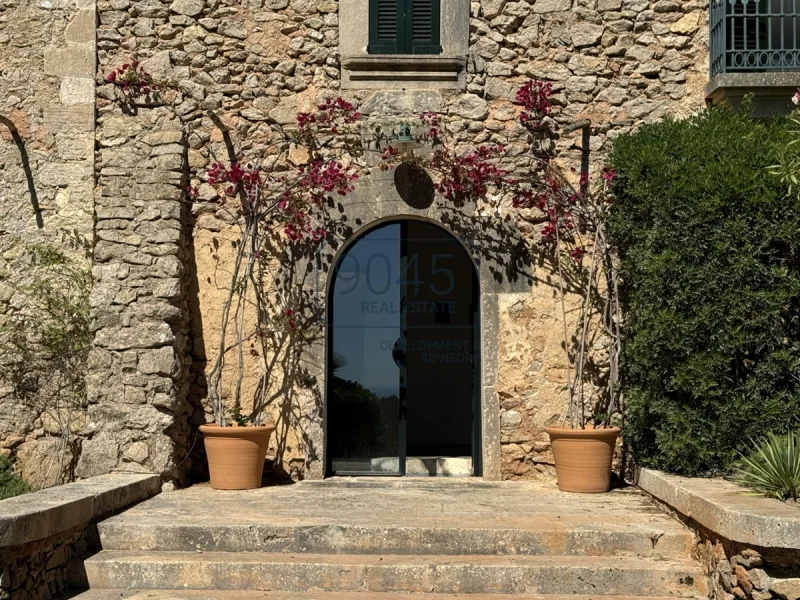 "Finca" mit Vermietungslizenz, Pool und Meerblick in der Nähe von S'Horta und Calonge