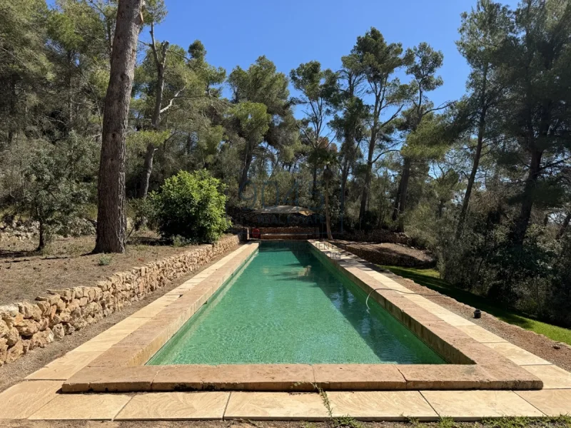 "Finca" mit Vermietungslizenz, Pool und Meerblick in der Nähe von S'Horta und Calonge