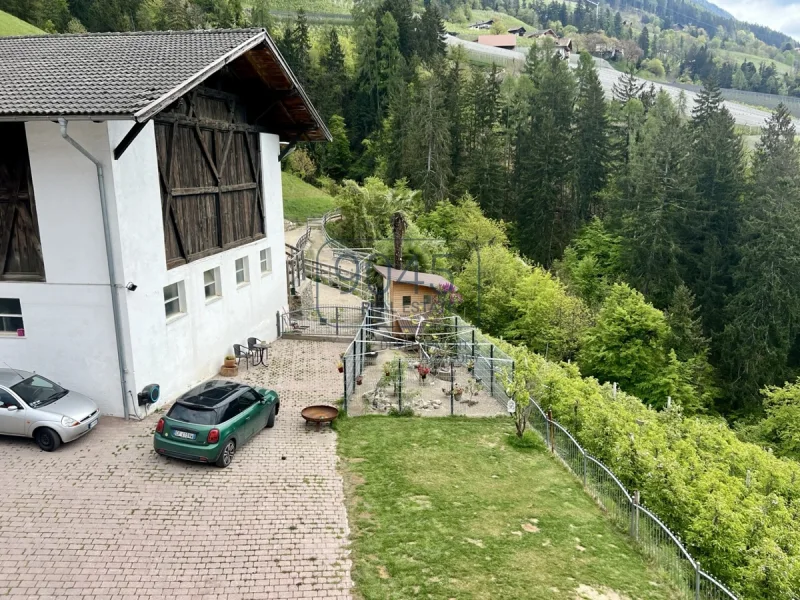 Geschlossener Hof für Pferdehaltung mit Panoramablick im Meraner Land - Südtirol