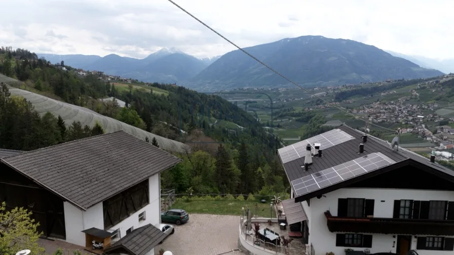 Geschlossener Hof für Pferdehaltung mit Panoramablick im Meraner Land - Südtirol