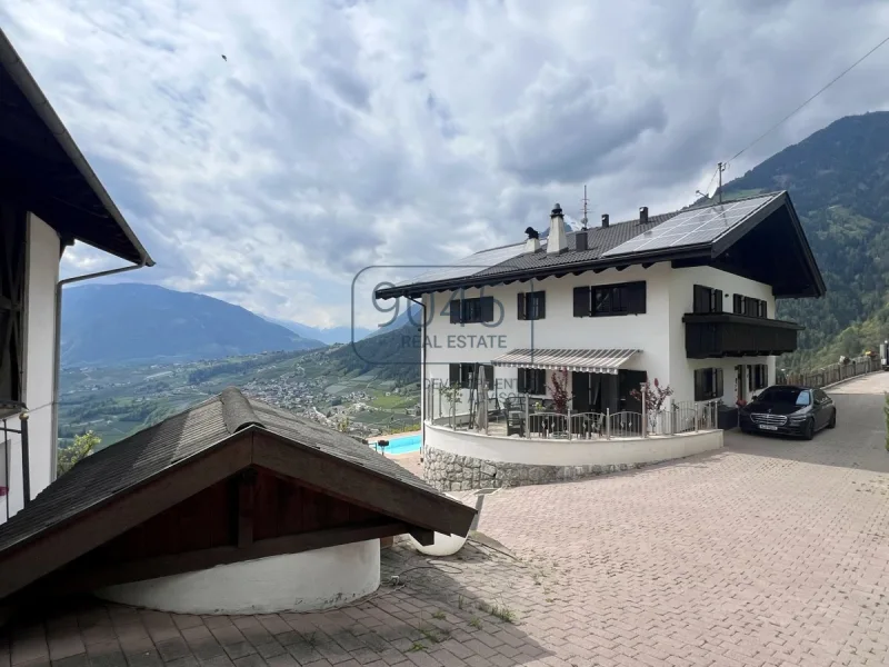 Geschlossener Hof für Pferdehaltung mit Panoramablick im Meraner Land - Südtirol