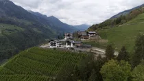 Geschlossener Hof für Pferdehaltung mit Panoramablick im Meraner Land - Südtirol