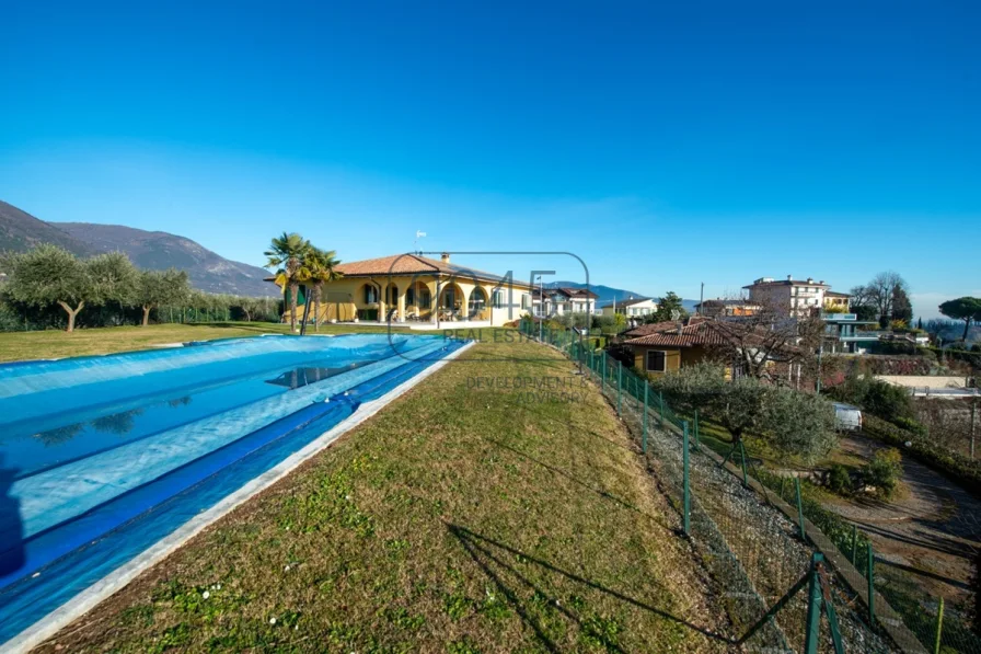 Exclusive Villa auf einer Anhöhe mit Seeblick und Pool in Costermano