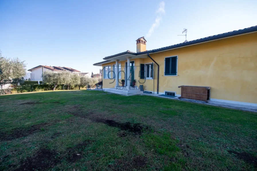 Exclusive Villa auf einer Anhöhe mit Seeblick und Pool in Costermano