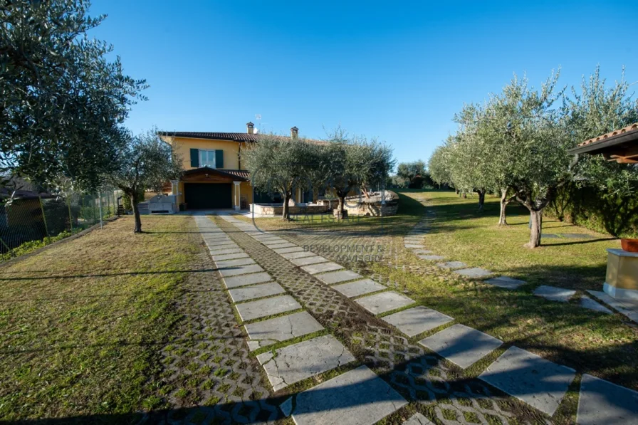 Exclusive Villa auf einer Anhöhe mit Seeblick und Pool in Costermano