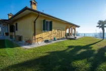 Exclusive Villa auf einer Anhöhe mit Seeblick und Pool in Costermano