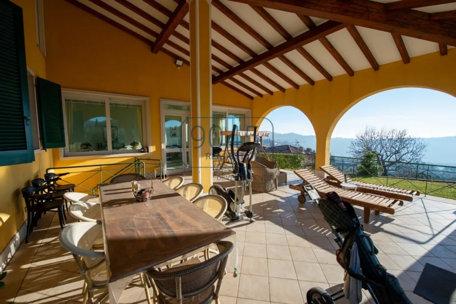 Exclusive Villa auf einer Anhöhe mit Seeblick und Pool in Costermano