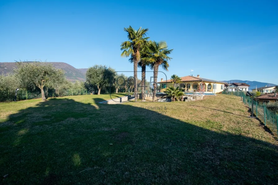 Exclusive Villa auf einer Anhöhe mit Seeblick und Pool in Costermano