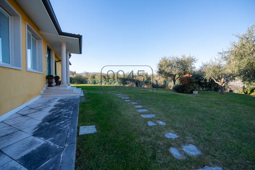 Exclusive Villa auf einer Anhöhe mit Seeblick und Pool in Costermano