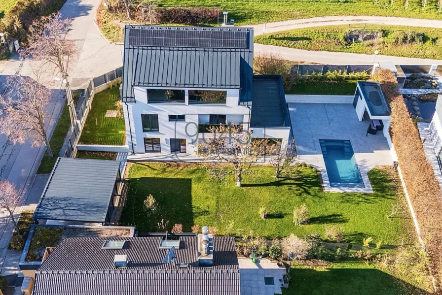 Traumhafte Familienvilla mit Panoramablick und Pool in Brunn am Gebirge