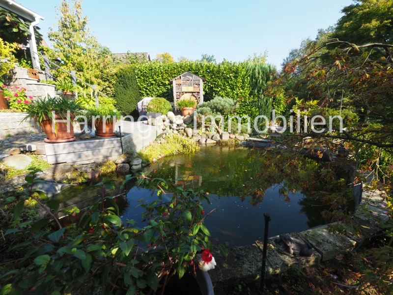 Idyllischer Gartenteich