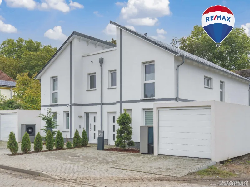 Titelbild - Haus kaufen in Wolmirstedt - „Moderne Kapitalanlage: Zwei energieeffiziente Wohnhälften mit Garage auf 420m² Grundstück“