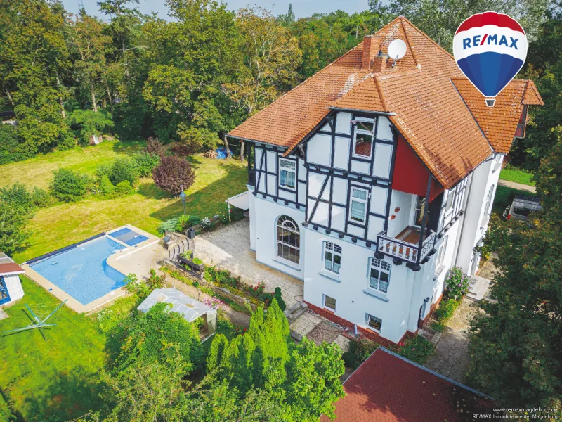  - Haus kaufen in Magdeburg / Herrenkrug - Exklusive Fachwerkvilla mit Pool, Weitläufigem Grundstück und Bauoption