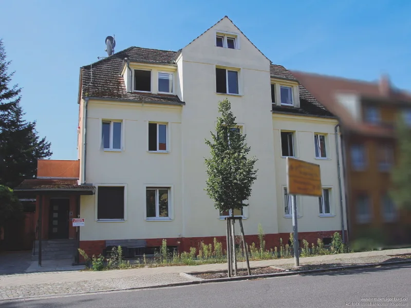 Frontansicht - Haus kaufen in Ziesar - Raum für Visionen: Flexibles Mehrfamilienhaus mit PV-Anlage, großem Garten und Pool