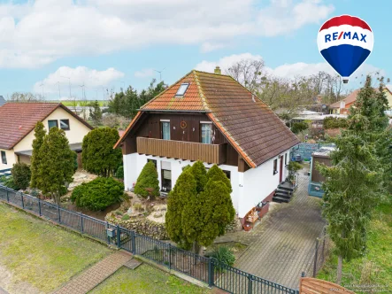 Titelbild - Haus kaufen in Büden - Familienidyll mit großem, grünem Grundstück und Pool