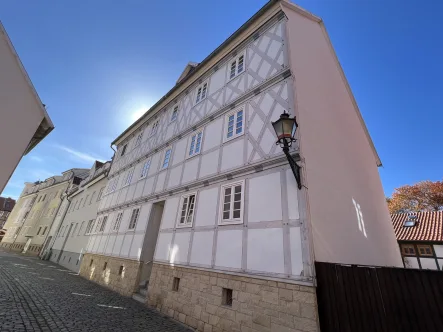 Außenansicht 2 - Wohnung kaufen in Halberstadt - Renditeobjekt mit Parkplatz in der Halberstädter Altstadt!