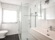 Saniertes Badezimmer mit bodentiefer Dusche