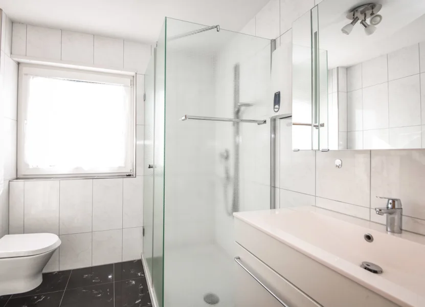 Saniertes Badezimmer mit bodentiefer Dusche