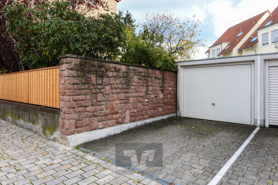 Garage und Stellplatz