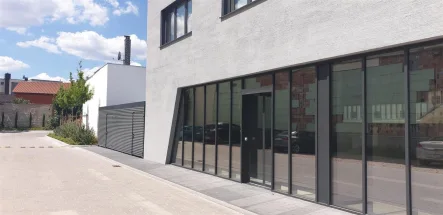 Die Ladenfläche mit Eingang - Büro/Praxis mieten in Mutterstadt - Bürofläche im Zentrum von Mutterstadt - Ausbau nach Ihren Vorstellungen