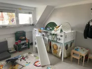 Geräumiges Kinderzimmer mit guten Lichtverhältnissen