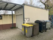 Garage mit Sektionaltor und  angebautem Carport