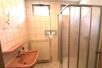 Tageslicht-Badezimmer mit einem separaten WC Bereich