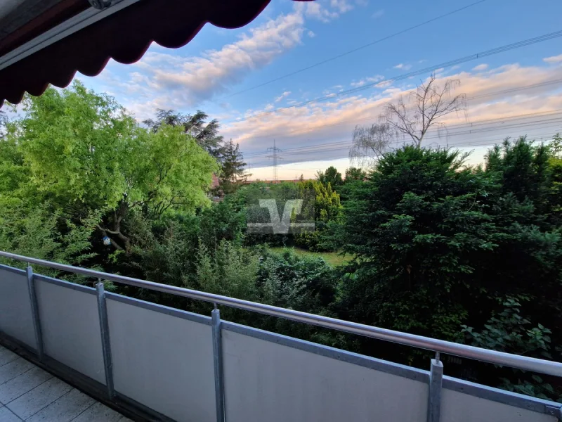 Balkon mit Blick zum Feldrand