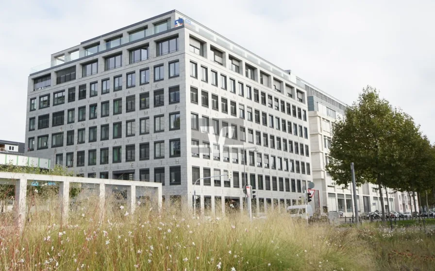 Blick auf das moderne Bürohaus an der Augustaanlage