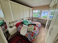 Obergeschoss: Schlafzimmer mit Blick zum Garten