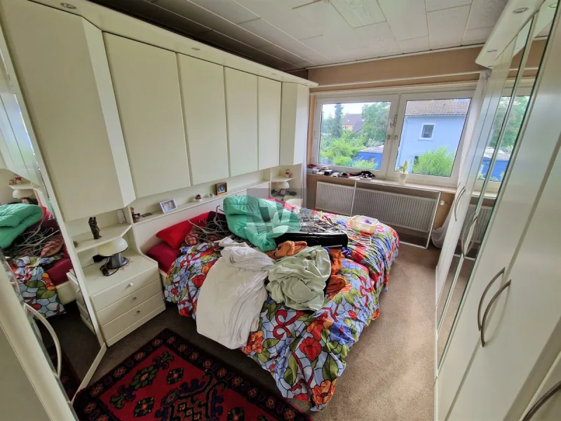 Obergeschoss: Schlafzimmer mit Blick zum Garten