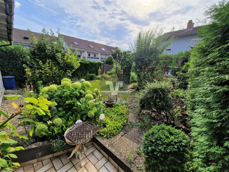 Großer Garten mit vielfältigem Pflanzenbestand