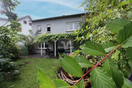 Terrasse mit Zugang zum großzügigen, idyllischen Garten - Haus mieten in Ilvesheim - Gepflegte Doppelhaushälfte mit Garten in Ilvesheim!