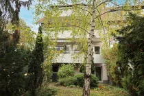 Blick aus dem idyllischen Garten zum Haus