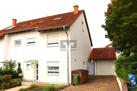 Titelbild - Haus kaufen in Gönnheim - Doppelhaushälfte - Bonbon für die Familie!Ein Paradies für Familien mit Kindern!