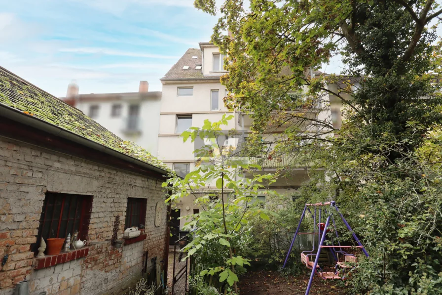 Blick aus dem idyllischen Garten zum Haus