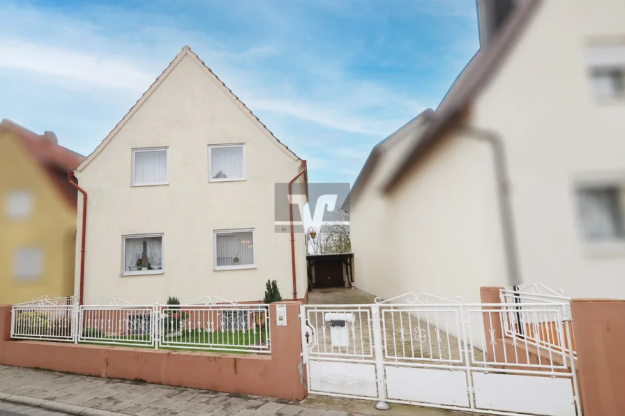 Titelbild - Haus kaufen in Dannstadt-Schauernheim - Halt! Hier ist Ihr Haus mit viel Platz!Genießen Sie den Ausblick ins Grüne!