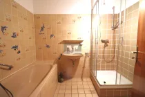 Badezimmer mit guten Platzverhältnissen